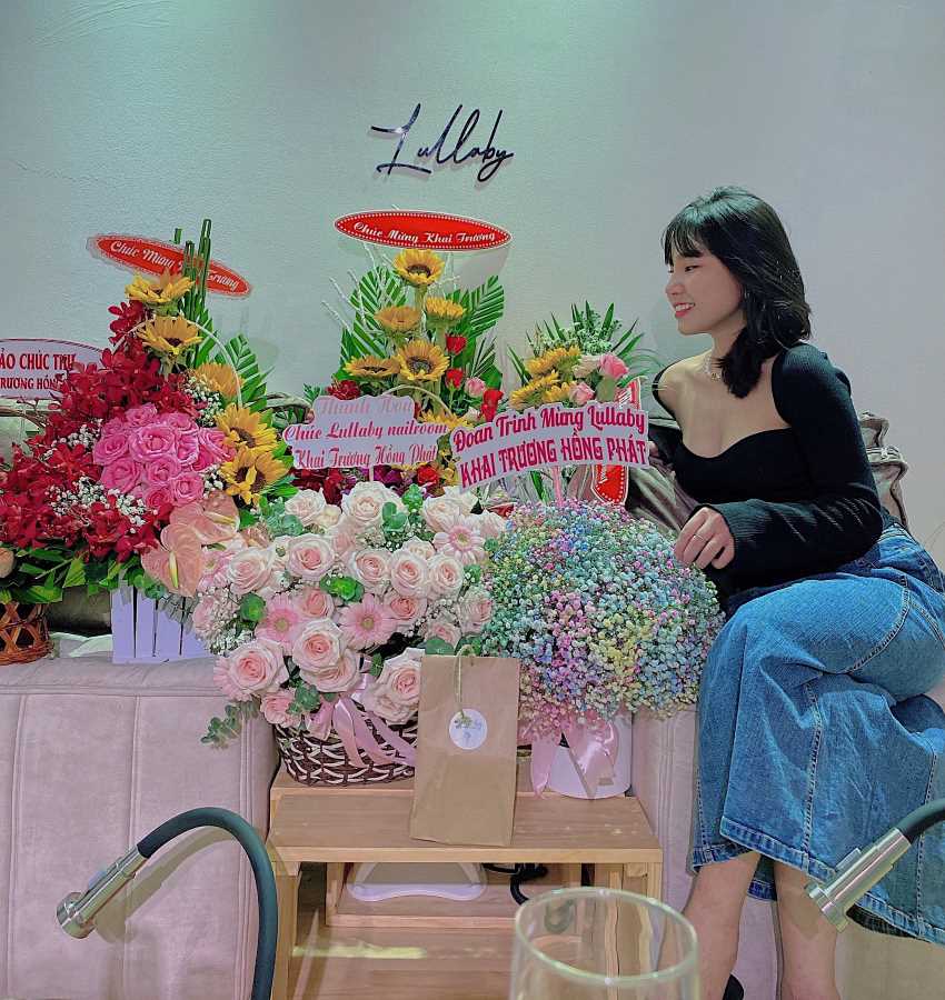 Cô chủ Anh Thư xinh đẹp trong ngày khai trương Lullaby nail room