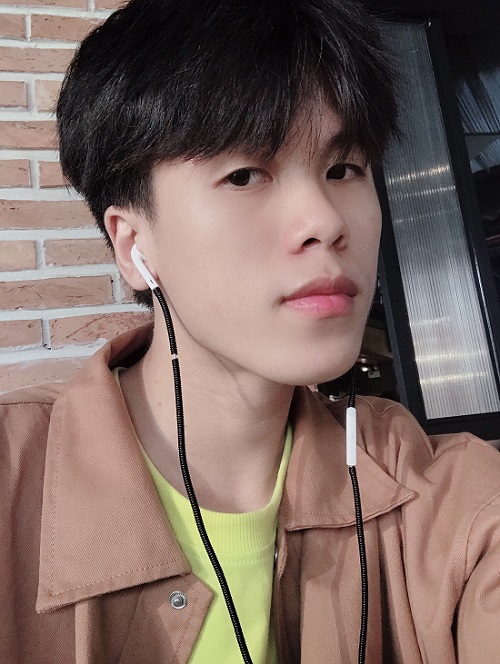 Chàng sinh viên có gương mặt điển trai