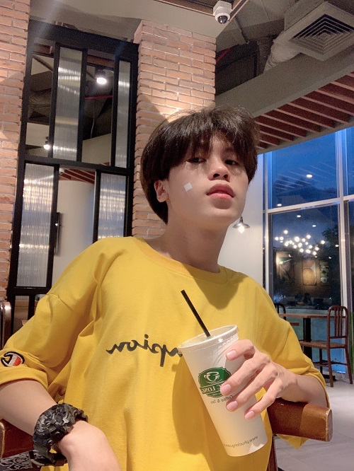 Cậu bạn rất thích chill cùng cafe
