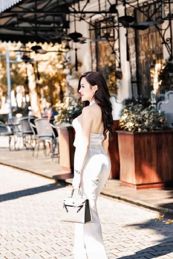 Bầu show Gia Nhi quyến rũ tài giỏi
