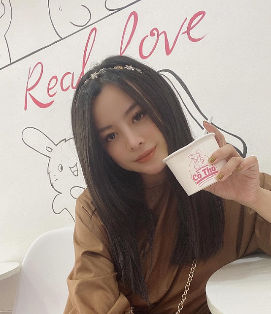 Hot mom Thu Quỳnh selfie tại quán Sữa chua cô Thỏ của mình