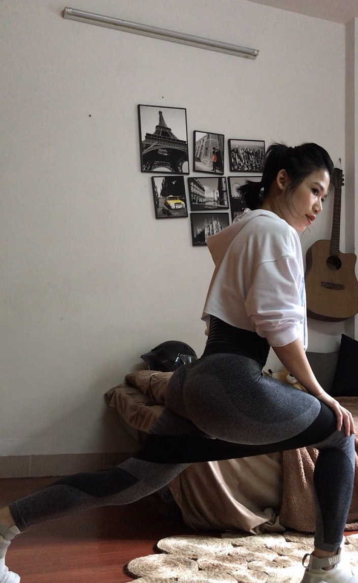 Chị sử dụng chính sản phẩm của mình để hướng dẫn khách tập cho hiệu quả