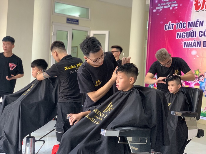 Đội ngũ thợ đang cắt tóc miễn phí cho các em nhỏ