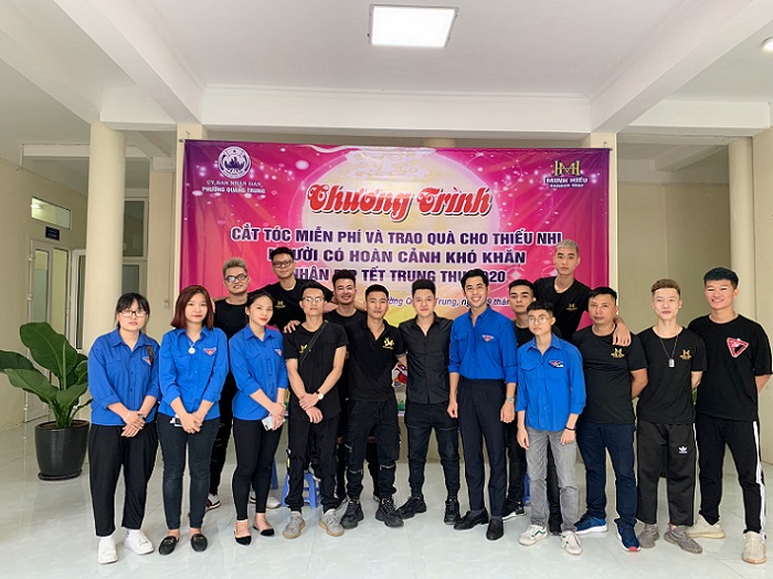 Chương trình cắt tóc miến phí và trao quà cho người có hoàn cảnh khó khăn