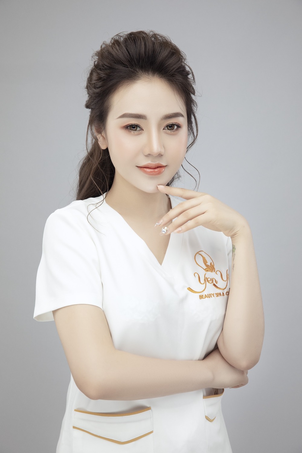 ....mà còn được gọi là "Bàn tay vàng" trong bất kỳ cuộc thi mà cô tham gia
