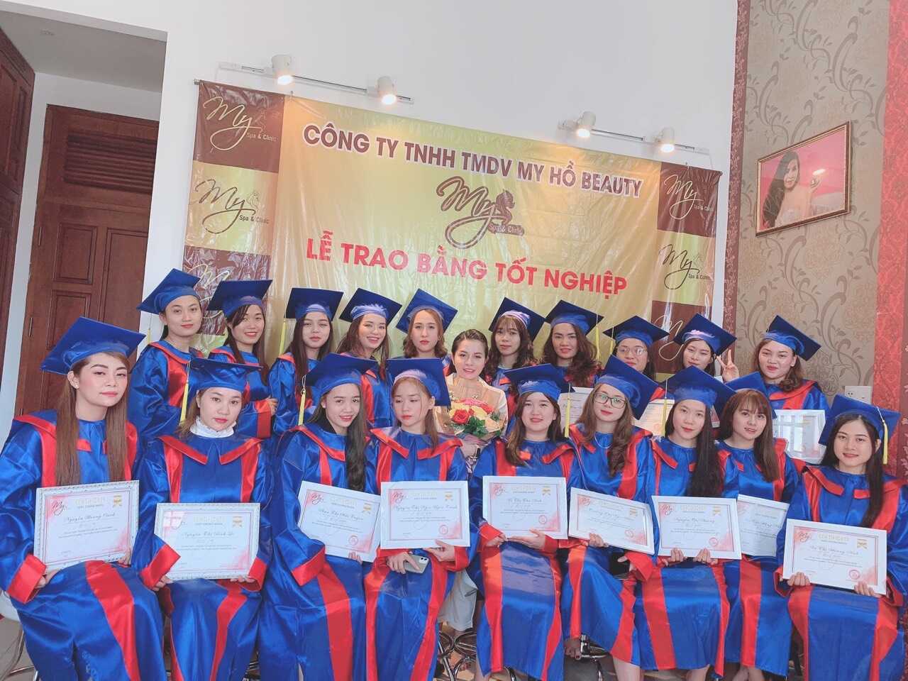 Các học viên nhận chứng nhận tốt nghiệp sau khi kết thúc khóa học