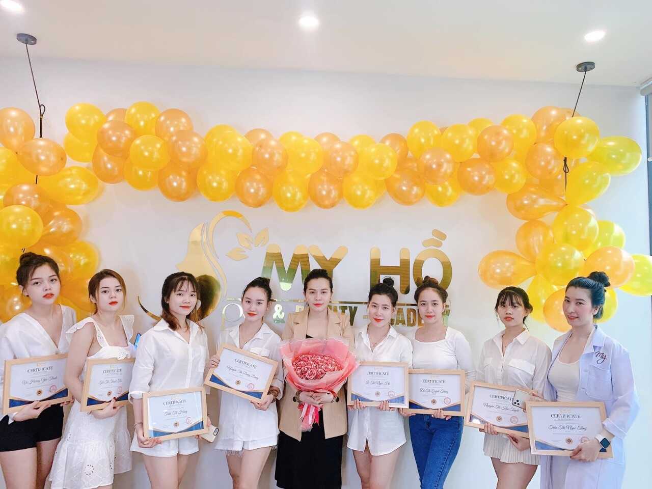 Những học viên rạng rõ trong ngày nhận bằng