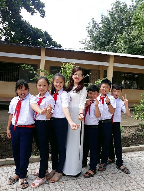 Cô còn khiến các học sinh yêu quý trong vai trò giáo viên 