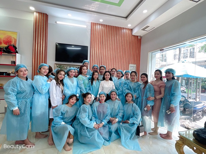 Ánh Tuyết luôn chú trọng nâng cao tay nghề và tư duy thẩm mỹ cho nhân viên
