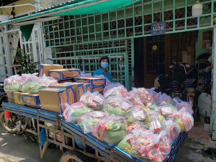 Xe chở những phần quà đến tay người dân 