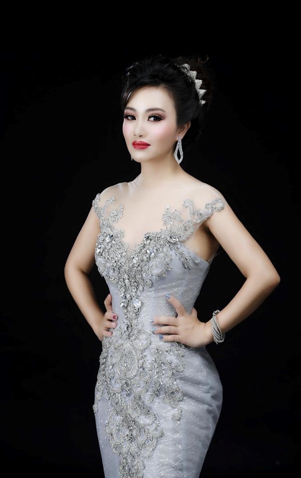 Hoa Hậu – Ca Sĩ Cao Hồng - Trưởng Ban Chỉ Đạo Cuộc Thi Hoa Hậu Tài Sắc Thế Giới là biểu tượng của phụ nữ thời đại với trái tim nhân hậu bao dung và trí tuệ đỉnh cao của nhà lãnh đạo đại tài và Nhà hoạt động xã hội vĩ đại