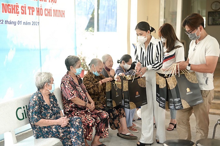 Doanh nhân Nguyễn Hồng Hạnh trong một chuyến đi thiện nguyện 