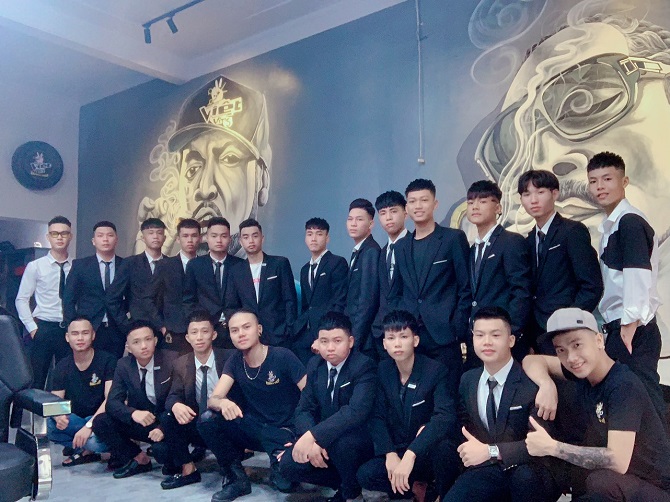 Đội ngũ thợ chụp ảnh cùng khách hàng tại Việt Vít's Barbershop
