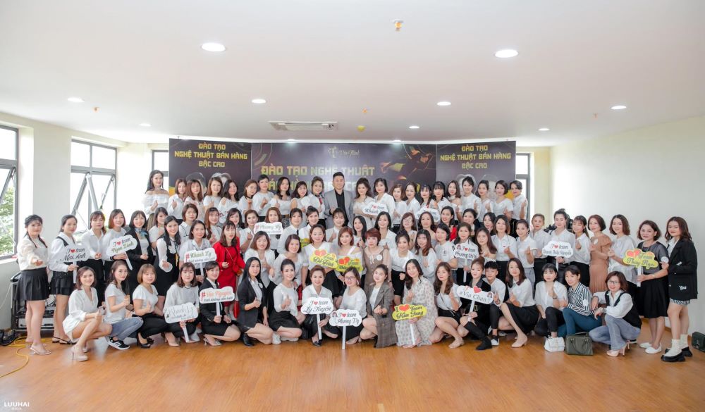 CEO Thanh Thủy bên cạnh hệ thống của mình