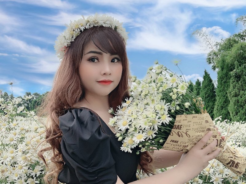 Cô chủ nhỏ Trần Quyên xinh đẹp giữa rừng hoa thơ mộng