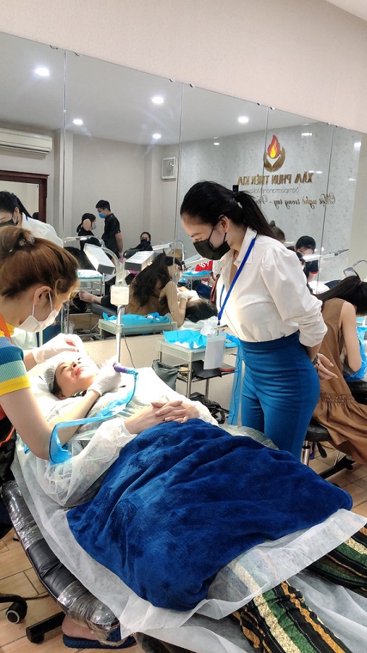 Hình ảnh Lee Na cùng học viên trong buổi thực hành