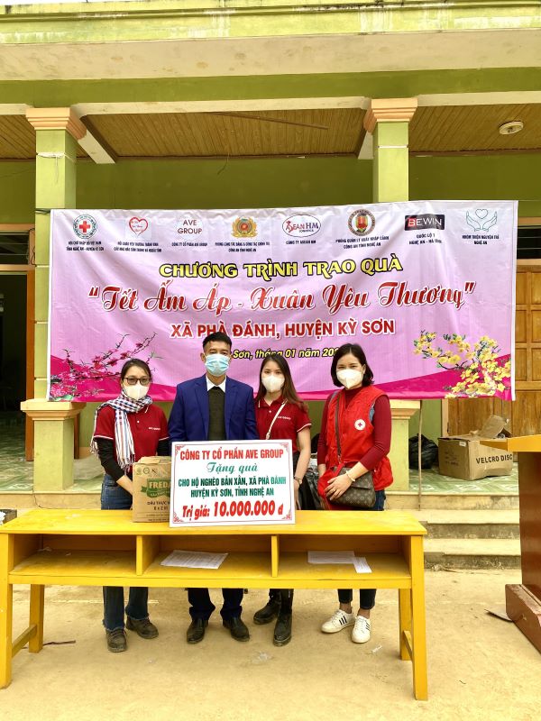 Oanh (đầu tiên từ trái sang) đại diện AVE Group tham gia các chương trình vì cộng đồng