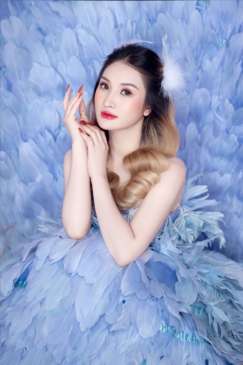 Nữ doanh nhân thu hút mọi ánh nhìn với vẻ đẹp trong trẻo