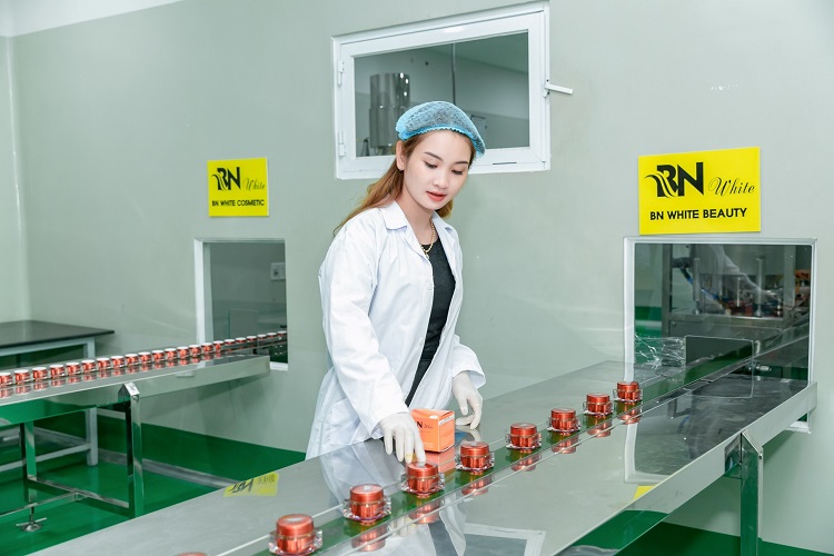 Hồ Kim Thảo luôn tỉ mỉ trong từng công đoạn để đảm bảo chất lượng sản phẩm
