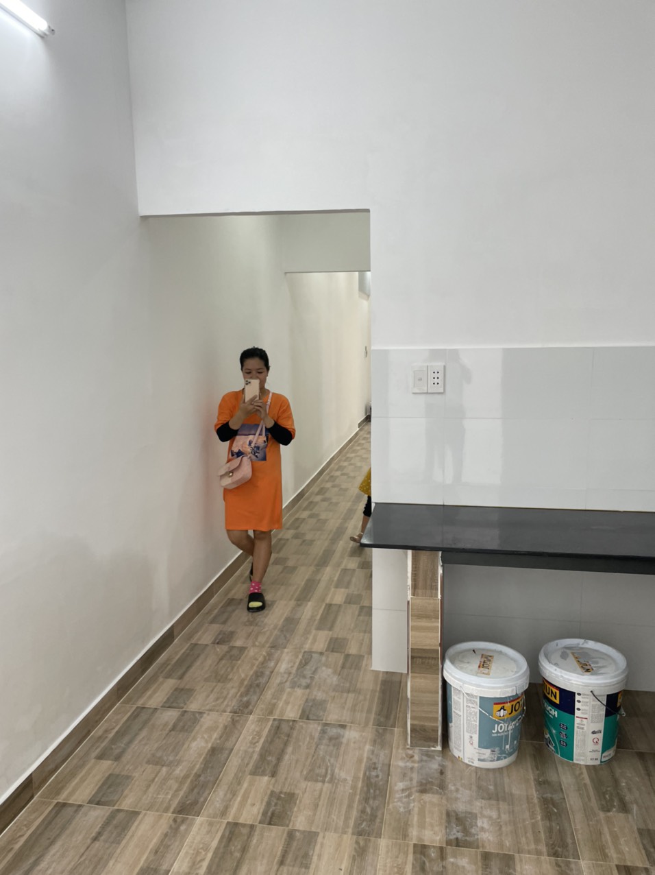 Khách hàng của Huệ Phong đến xem nhà sau khi thi công