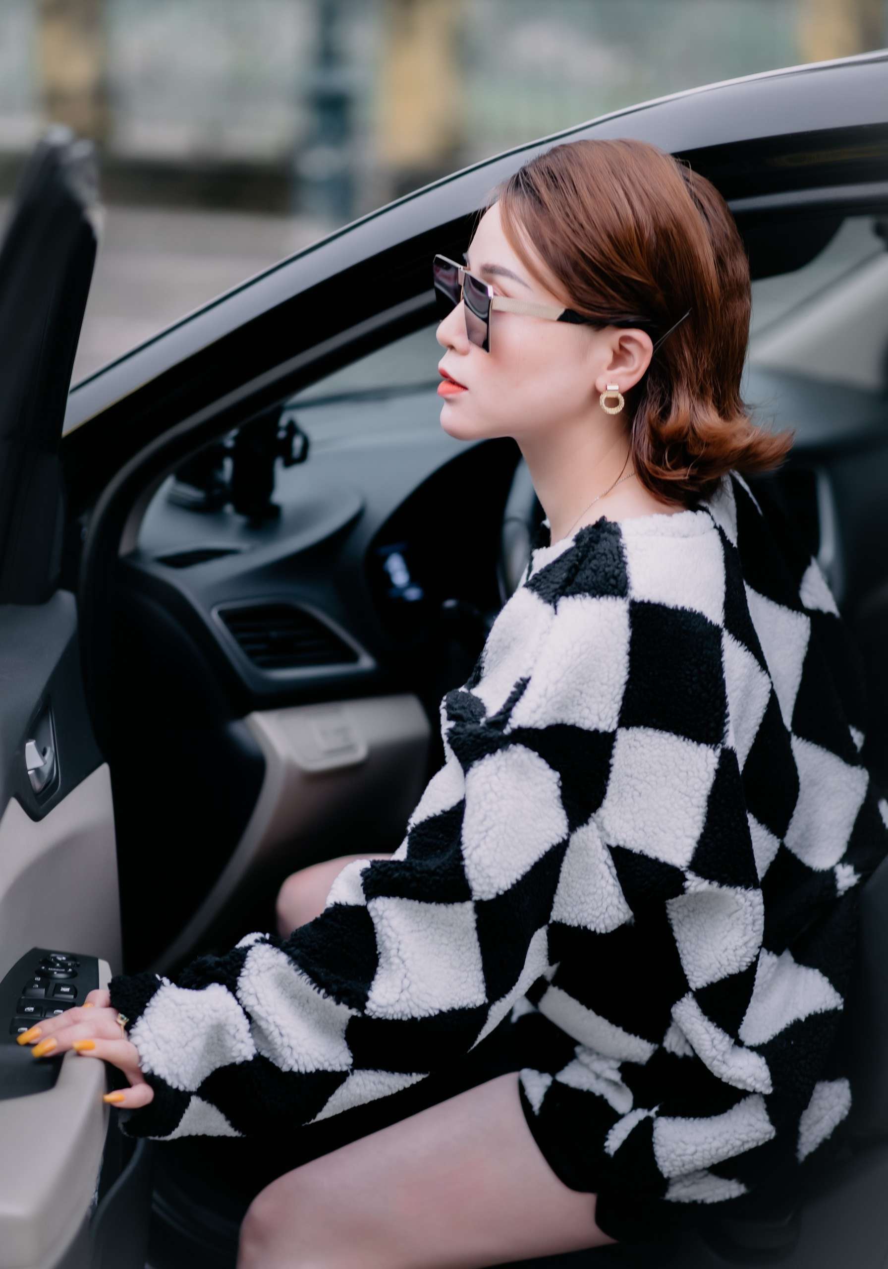 Hình tượng phụ nữ thành đạt trong công việc và đời sống