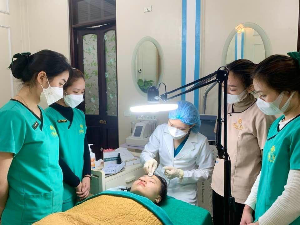 Khách hàng nên tìm đến bác sĩ, chuyên gia da liễu để tư vấn và điều trị kịp thời các vấn đề về da, đặc biệt là da nhạy cảm