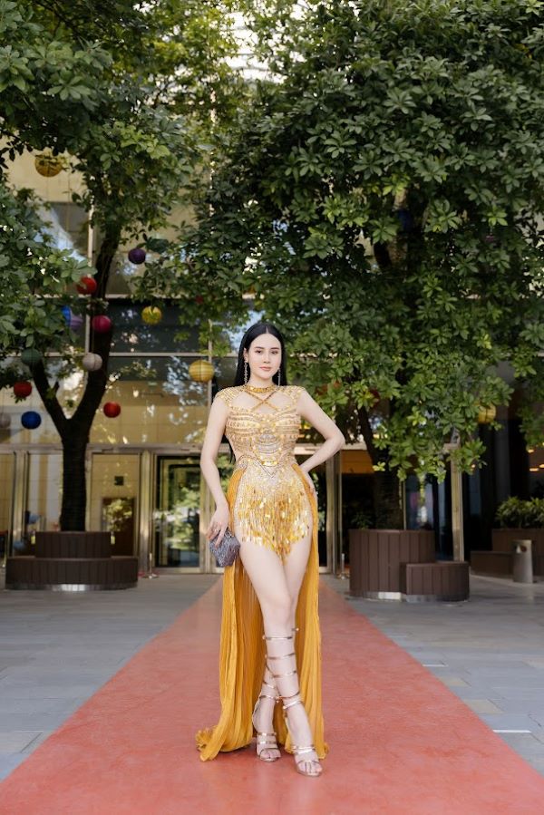 Vóc dáng chuẩn và thướt tha của nữ doanh nhân