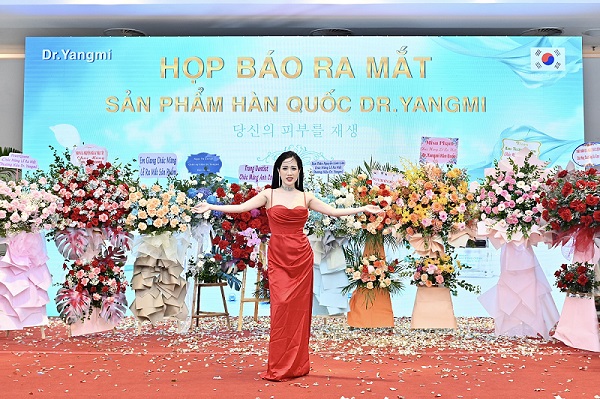 Nữ chủ tịch Kenly Jang trong buổi họp báo ra mắt thương hiệu mỹ phẩm Hàn quốc Dr Yangmi vào ngày 25/09 vừa qua