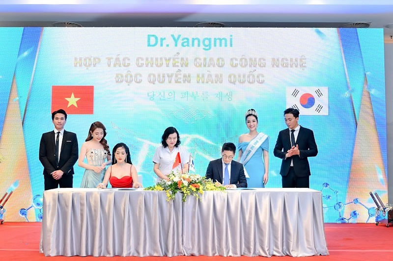 Hình ảnh ký kết giữa chủ tịch Kenly Jang và phía đối tác Hàn Quốc tại buổi họp báo ra mắt thương hiệu Dr.Yangmi