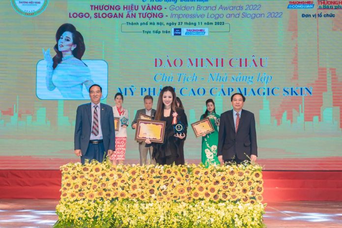 Chủ tịch Đào Minh Châu - 1 Chủ tịch Tập đoàn Ruby's World Đào Minh Châu nhận giải