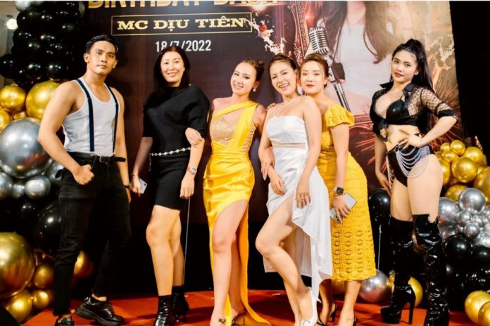 Nàng MC xinh đẹp và thông minh