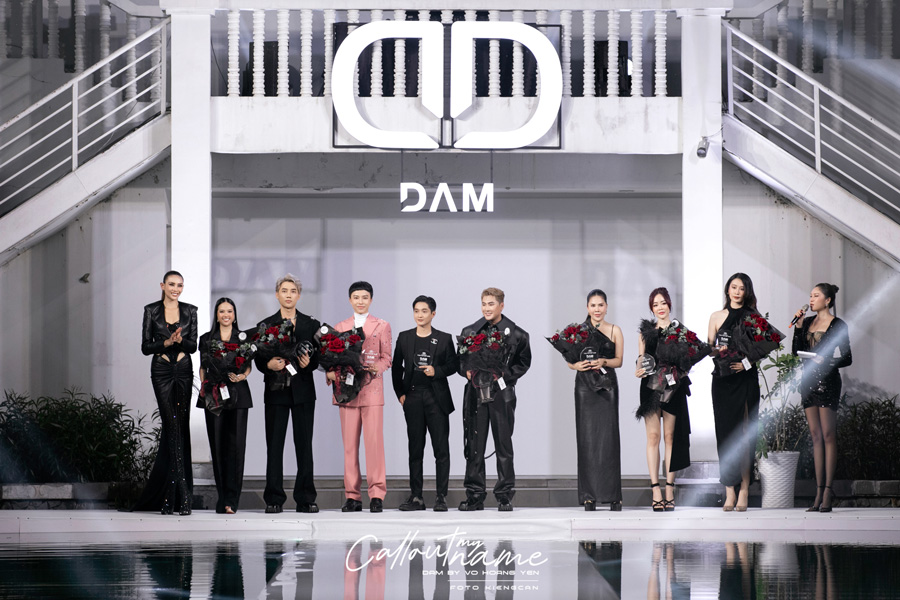 Co-founder & CEO Symee Kin Nguyễn (vị trí thứ 6 từ trái qua phải) lên sân khấu nhận hoa của Nhà tài trợ tại 1st Fashion Show ra mắt thương hiệu D.A.M by Võ Hoàng Yến 