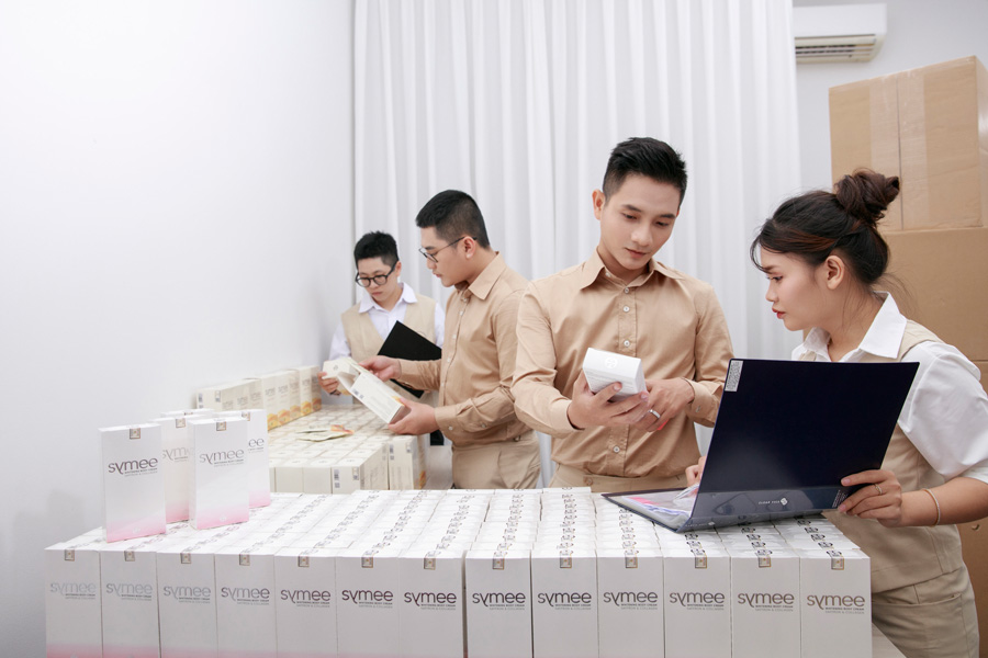 Các sản phẩm của Symee luôn được Kin Nguyễn và đội ngũ nhân viên kiểm tra từ hình thức đến chất lượng trước khi đến tay các khách hành